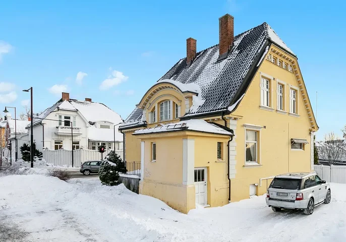 Klinikkbygget til Tannlege Bergan i Skien vinterstid